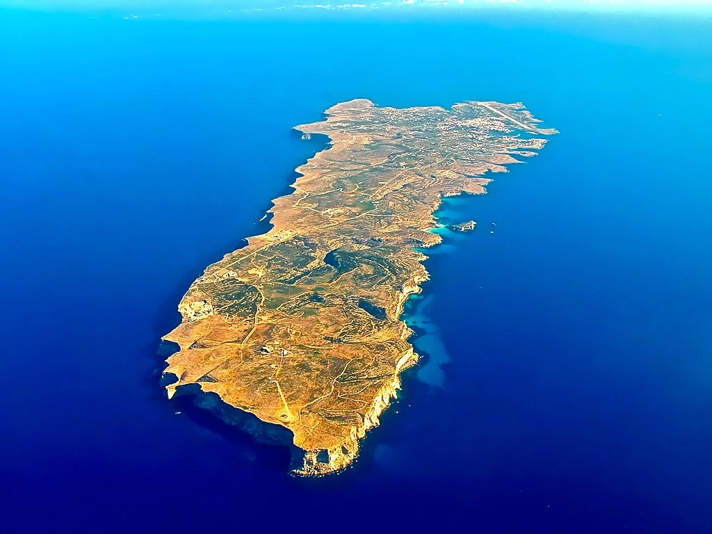 Вулканический остров Лампедуза находится в 205 километрах от Сицилии 
