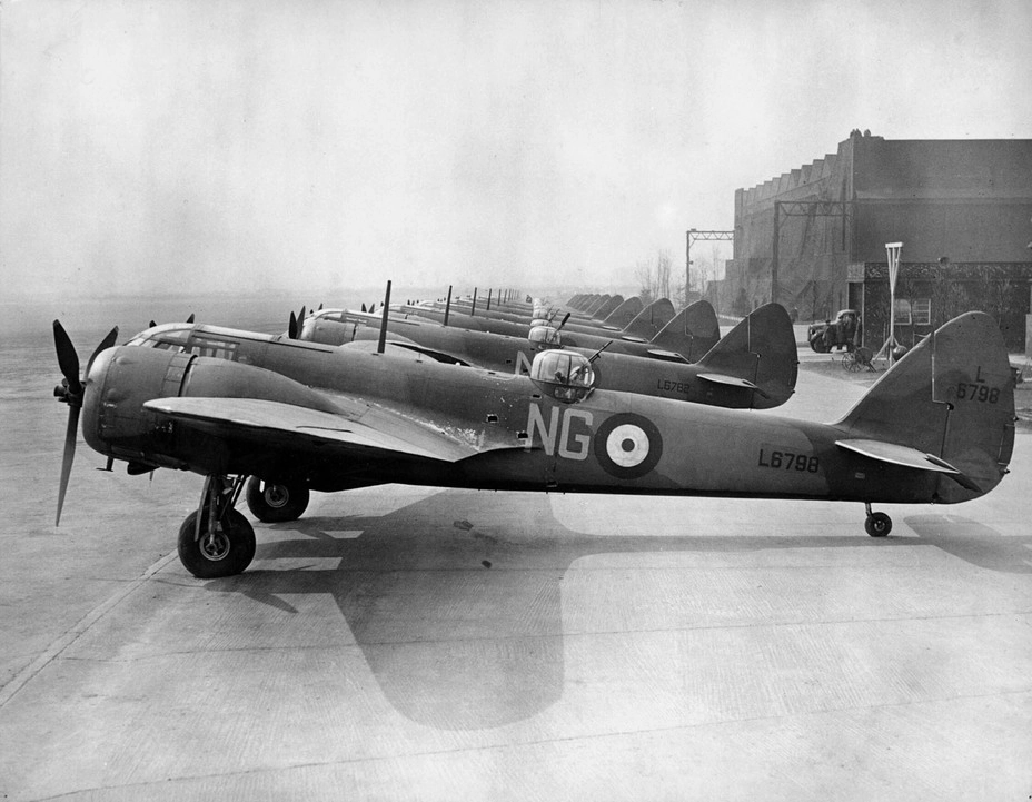 Ночные истребители Бристоль «Бленхейм» Mk.1F из 604-й эскадрильи Королевских ВВС Великобритании на аэродроме Нортхолт. Великобритания, апрель 1940 года