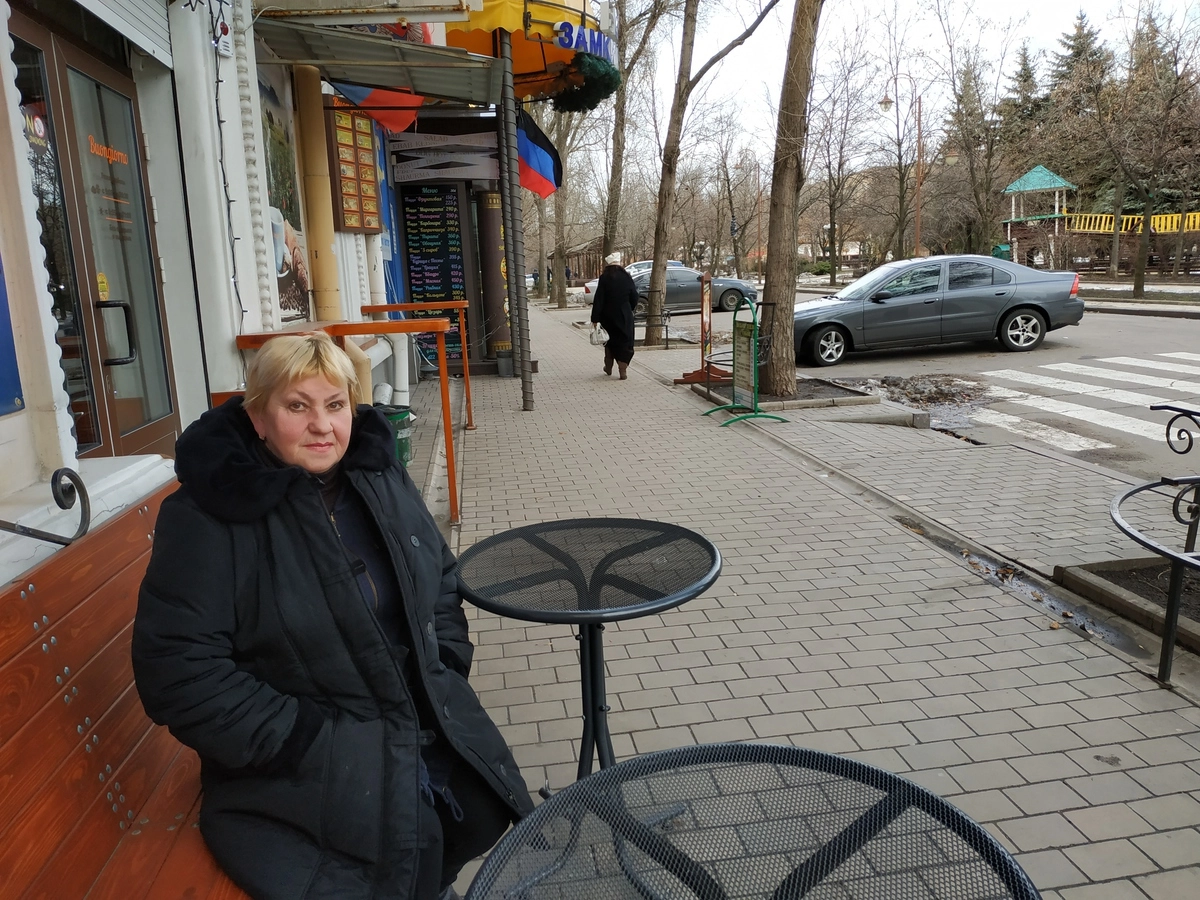 Александра Михайловна у входа в кофейню.