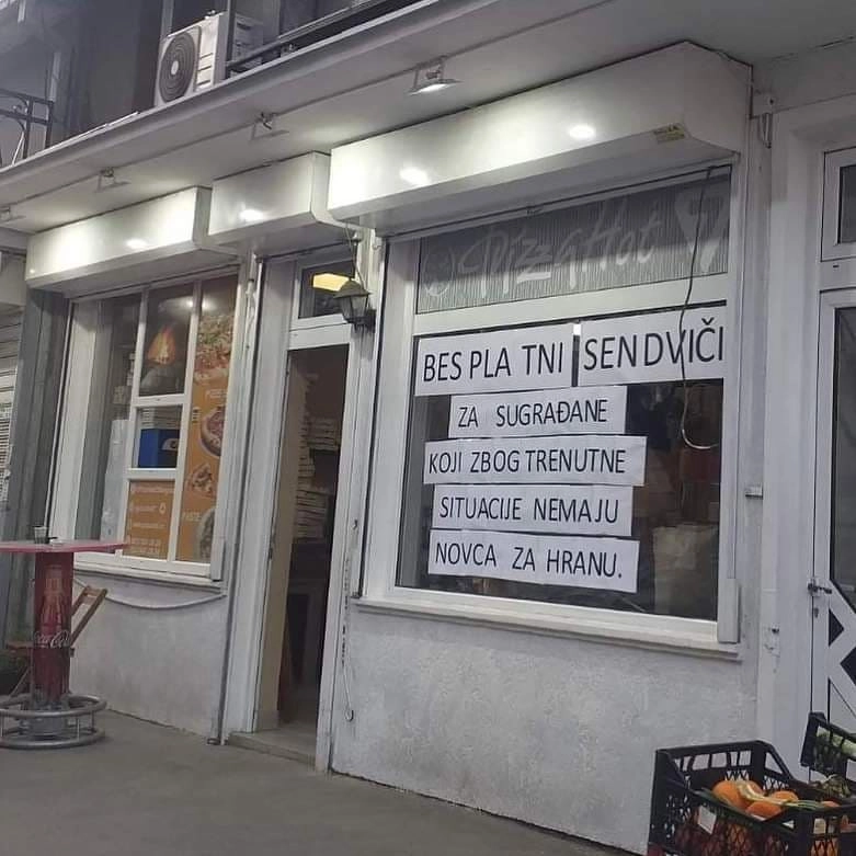 Земун, район Белграда, бесплатная раздача сендвичей для нуждающихся