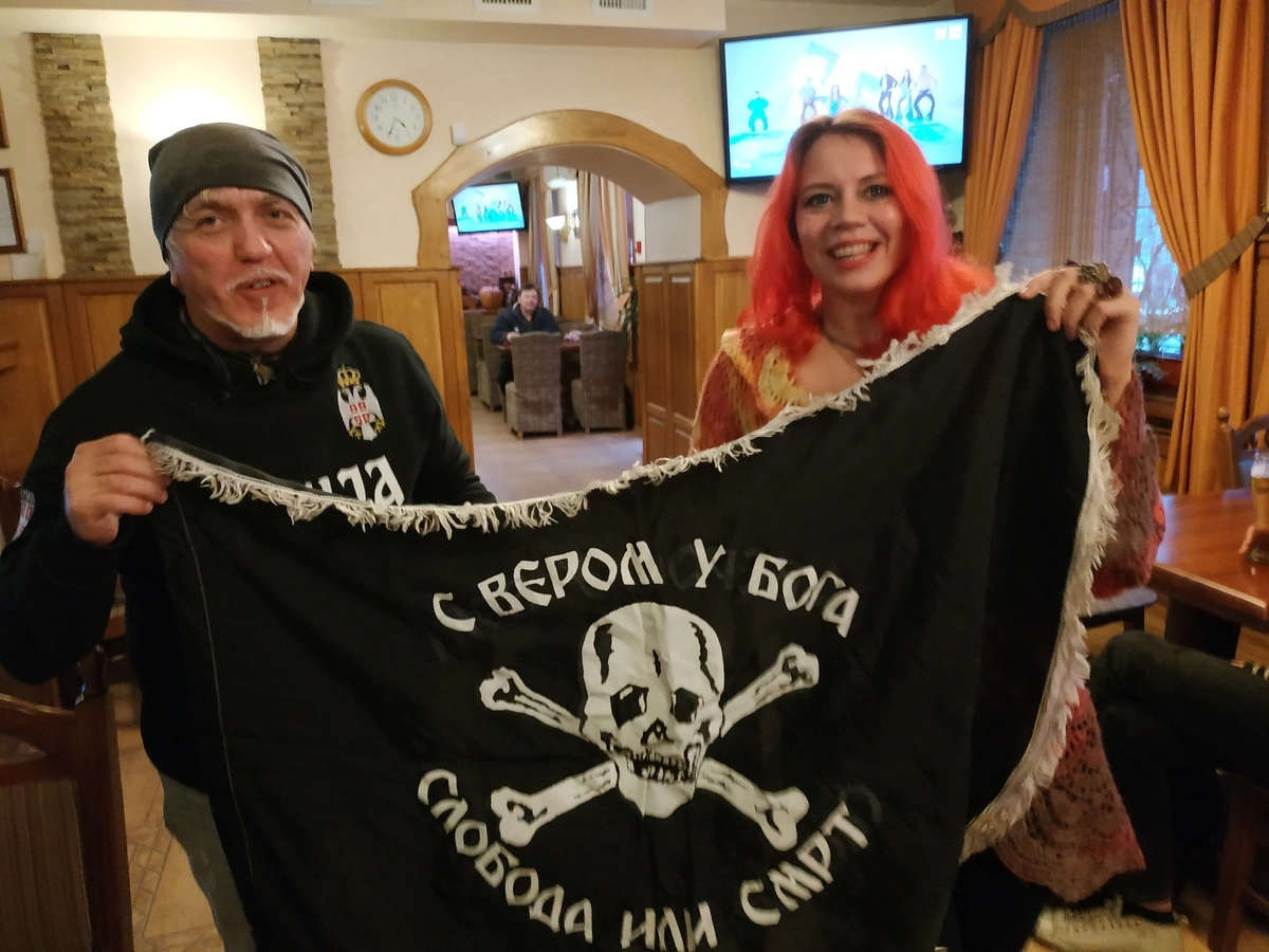 Зак и Светлана с флагом четников