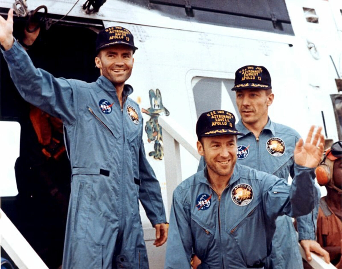 Благополучное возвращение экипажа Аполлона-13 на Землю