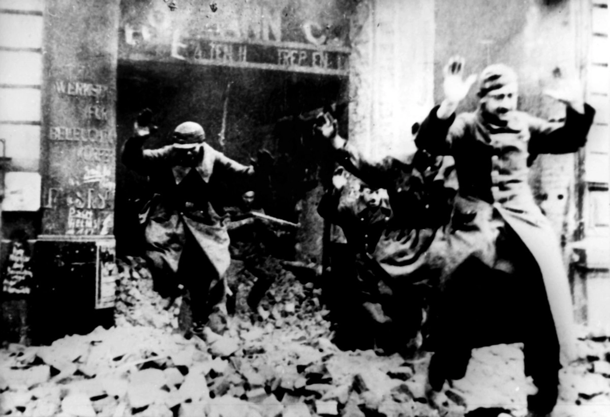 Солдаты фашистского вермахта сдаются в плен советским войскам.