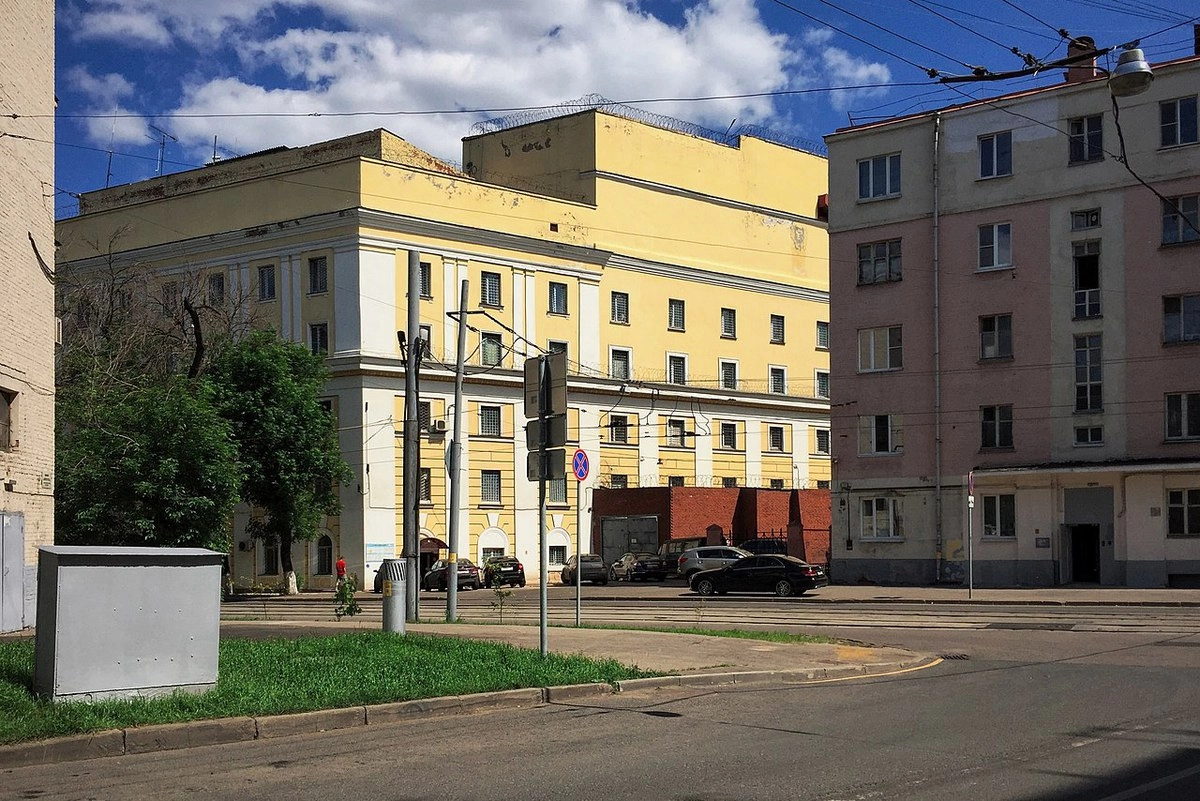 Угол Стромынского переулка и улицы Матросская Тишина. Жёлтое здание — тюрьма Матросская Тишина.