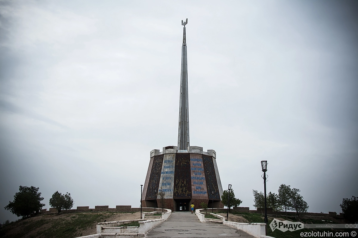 Советский монумент в Карши 