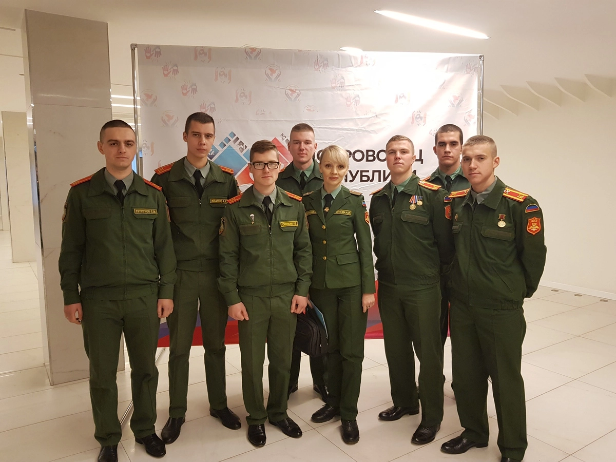 Старший лейтенант Александра Кириллова с курсантами