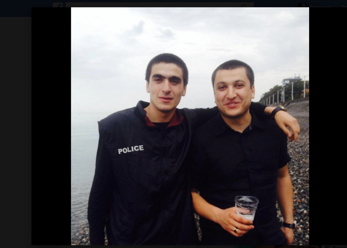 На фото слева "мастер" по починке макбуков и вероятно бывший полицейский Давид Хадилавшвили, именно этот человек украл мой ноутбук.