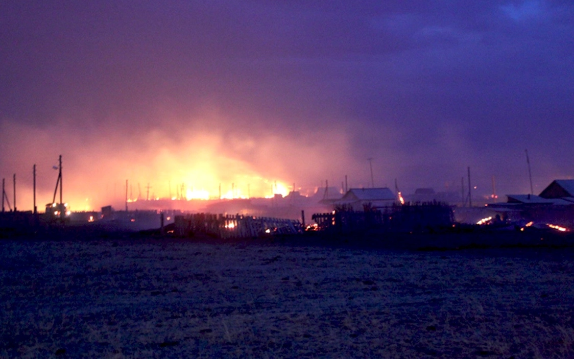 В результате степного пожара в селе Онон-База в Забайкальском крае сгорело 20 жилых домов.