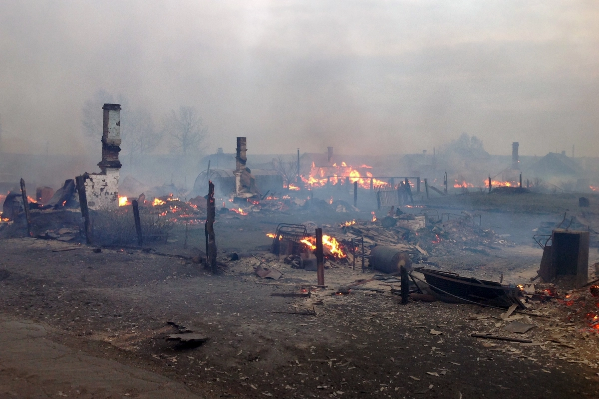 18 деревянных жилых домов сгорели в городе Черемхово Иркутской области.