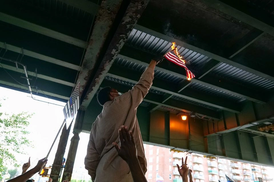Дальше все стало еще хуже. BLM-щики подожгли американский флаг. Дело это в Америке не наказуемое, но хорошо, что те, кто поддерживал NYPD этого не удивили.