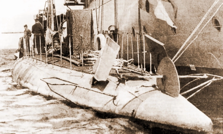 Заваливающиеся перья кормовых горизонтальных рулей шведской подводной лодки «Вален» (Hvalen), фото 1908 года. Решение было очевидным, и французские офицеры-подводники просили применить его на отечественных лодках, но без успеха. В результате французские лодки иногда теряли рули даже от сильных ударов волн, не говоря уже о многочисленных столкновениях при швартовках и стеснённых манёврах