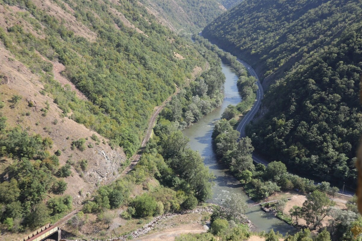 По пути из Кралево к границе с Косово поезд проходит вот такие вот живописные места.