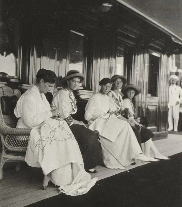 Императрица Александра Федоровна с дочерьми за рукоделием