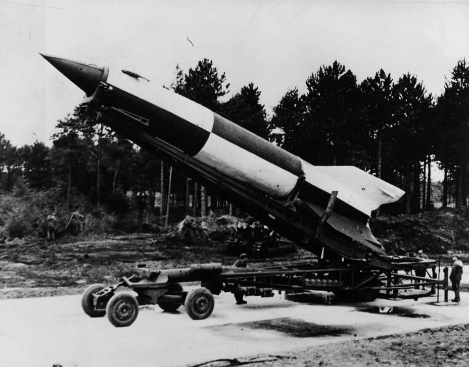 Подготовка к пуску немецкой баллистической ракеты А-4 (V-2), 1945 год rarehistoricalphotos.com