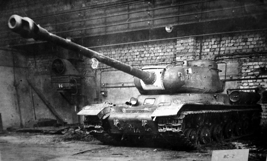 В серию Объект 240 пошёл как ИС-2 (ИС-122). Он стал основным тяжёлым танком Красной армии в 1944-1945 годах
