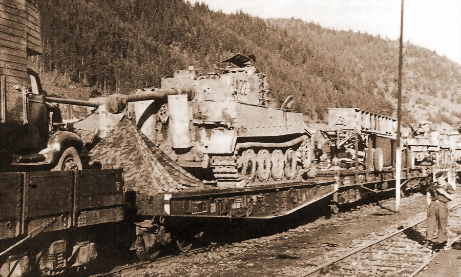 «Тигры» дивизии «Великая Германия» в ходе переброски по железной дороге