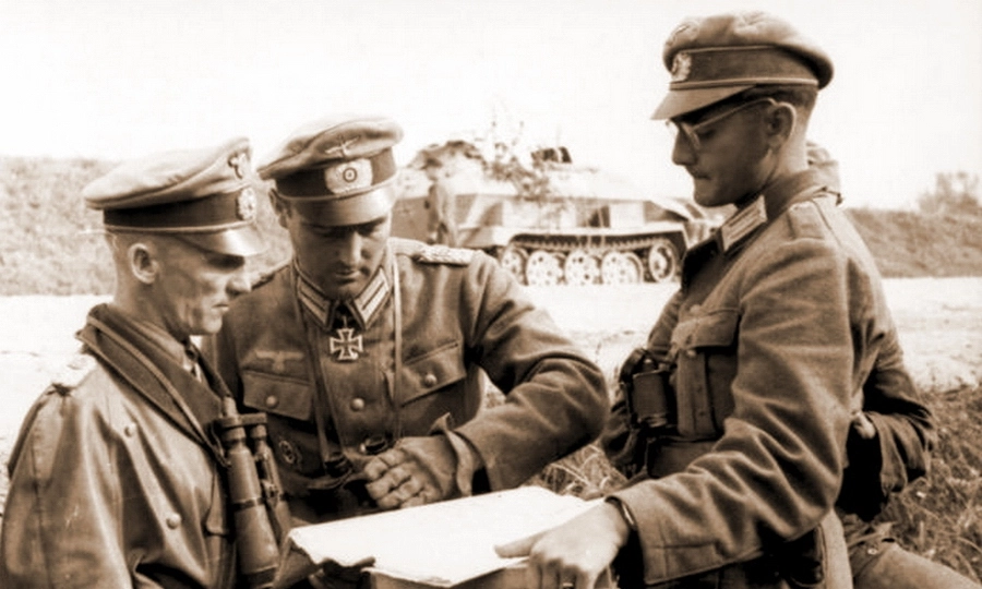 Хассо фон Мантойфель с офицерами «Великой Германии»