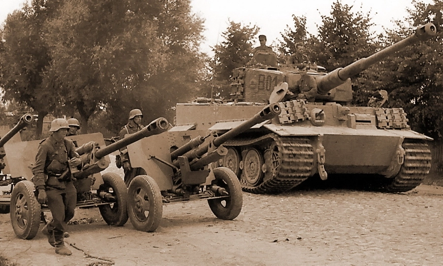 «Тигр» и панцергренадёры «Великой Германии» рядом с трофейными советскими орудиями ЗиС-3