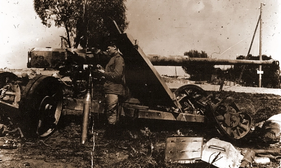 Советский артиллерист осматривает уничтоженное немецкое 88-мм противотанковое орудие