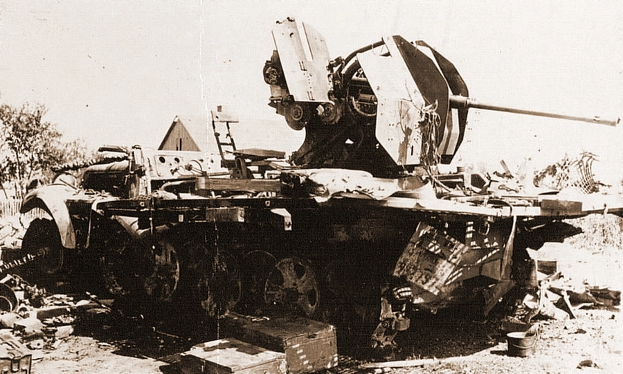 Немецкий бронетранспортёр с зенитной установкой, ставший жертвой атак советских штурмовиков