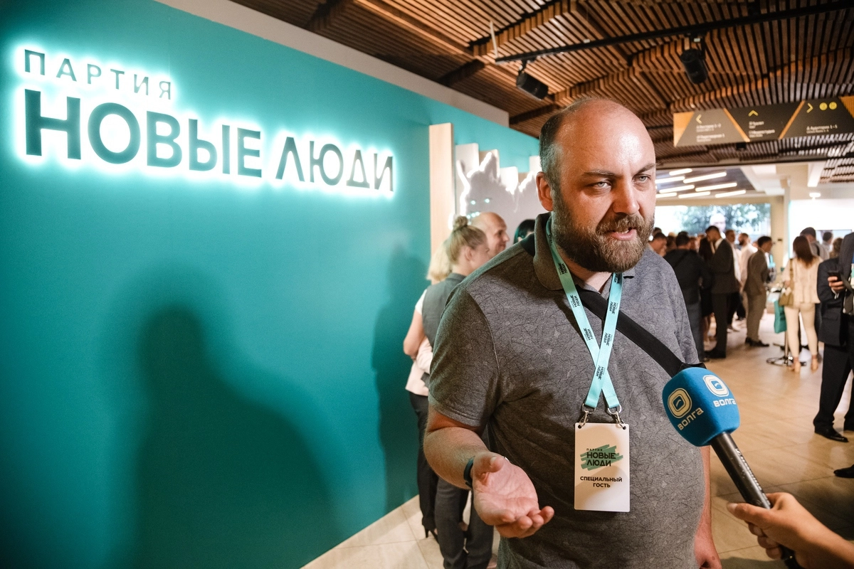 Координатор движения "Синие ведерки" Петр Шкуматов стал специальным гостем съезда "Новых людей"