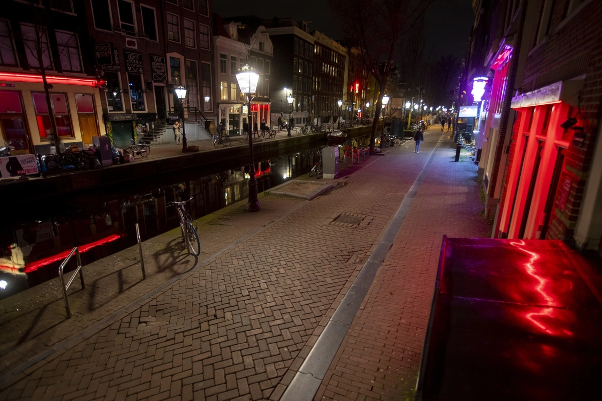 Квартал красных фонарей в Амстердаме во время пандемии.