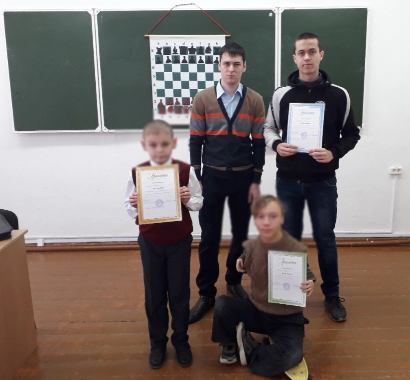 Серафим Денисов (справа внизу) — призер сеанса одновременной игры по шахматам. Ишим, 2019 год.