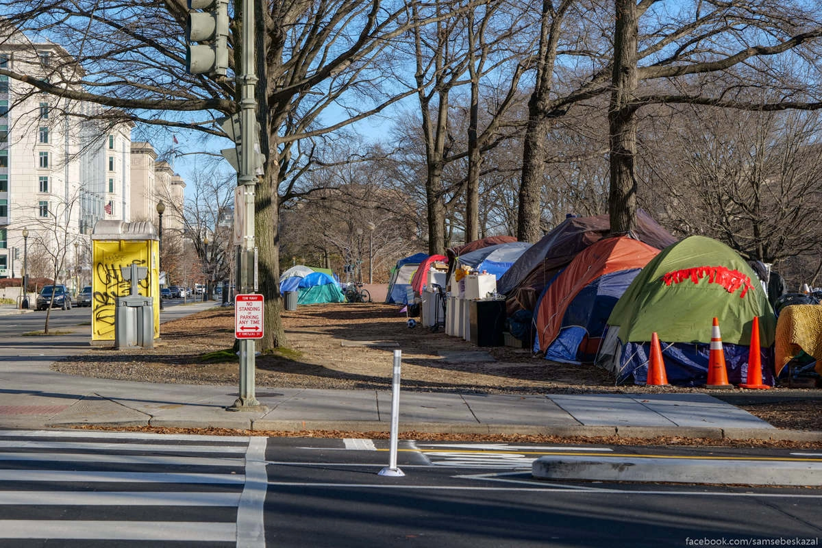 Палаточный лагерь у автомобильной развязки. Это всего в трех кварталах от Белого дома.