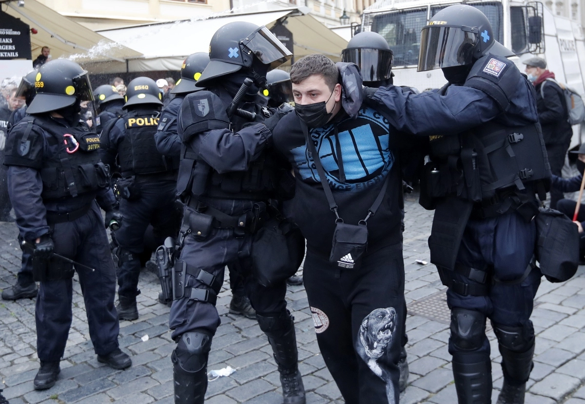 Протесты против новых ограничительных мер в период пандемии COVID-19 в Праге закончились столкновениями с полицией. 18 октября 2020 года.
