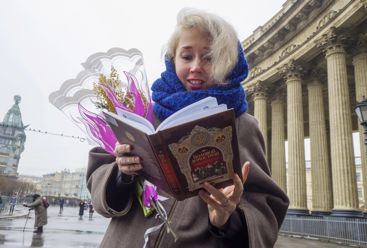 В 2016 году активисты Православного союза казаков "Ирбис" поздравили жительниц Санкт-Петербурга с 8 Марта, дарили цветы и книги "Домострой". 