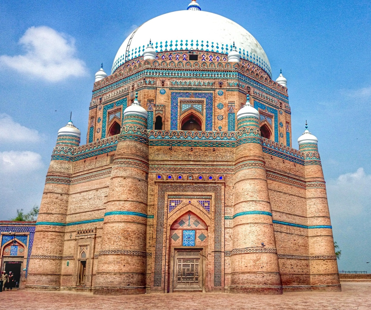 Могила Шаха Рукн-и-Алама расположена в Мултане, Пакистан. Мултан, известный своим множеством суфийских святынь, называют «городом святых».