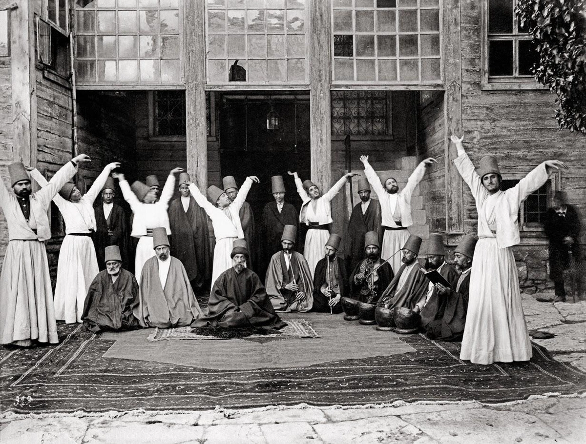Танец дервишей Ордена Мевлеви, снятый фотографом Паскалем Себахом (Стамбул, 1870 г.)