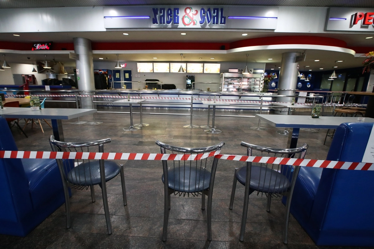 Закрытые рестораны во время пандемии коронавируса COVID-19.