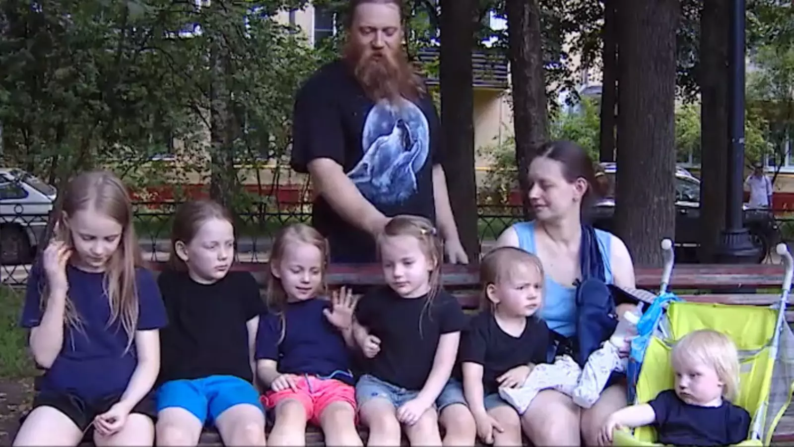 Семейство Тепляковых. Алиса - крайняя справа Семейство Тепляковых. Алиса - крайняя справа