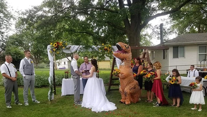 Когда твоя старшая сестра делает тебя подружкой невесты и умудряется сказать: "Одевай, что хочешь". Младшая сестра не стушевалась и пришла на свадьбу в костюме динозавра.