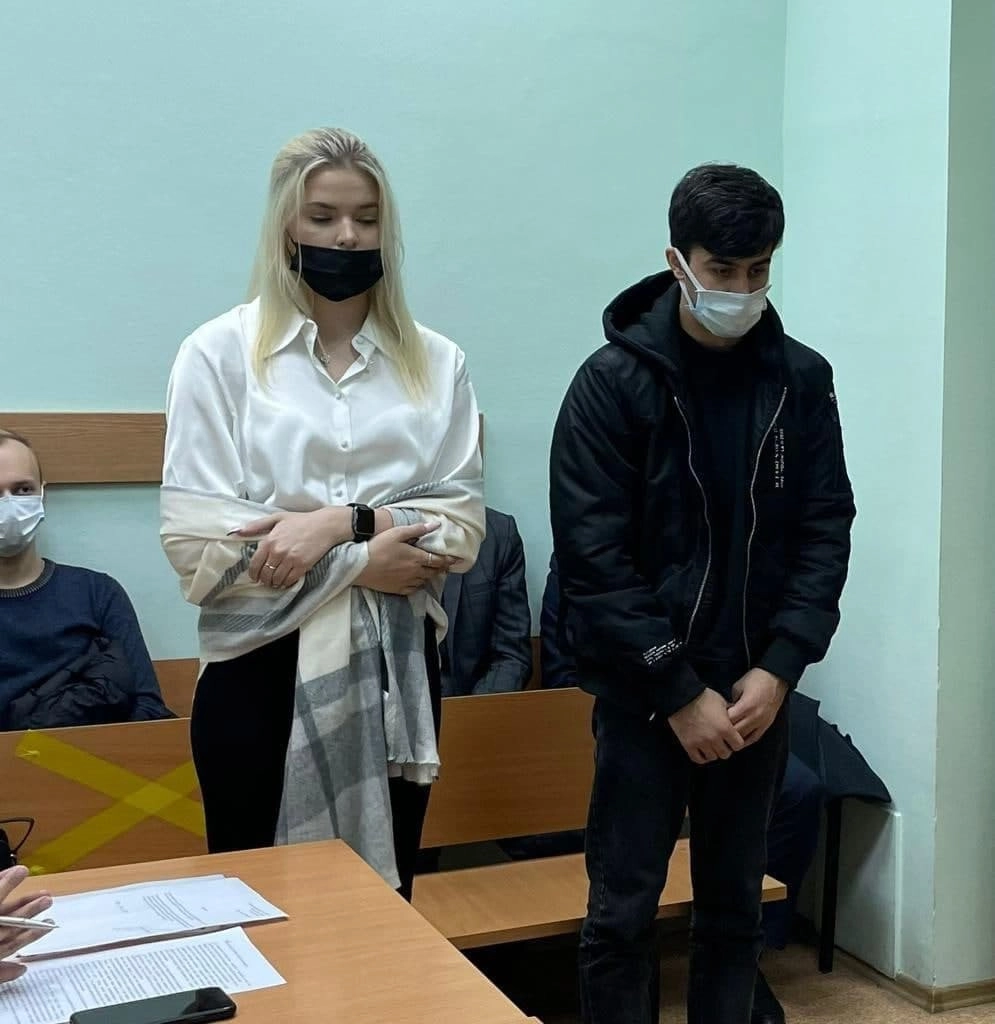 Бобиев и Чистова в зале суда, фото из телеграм-канала "Осторожно, новости"