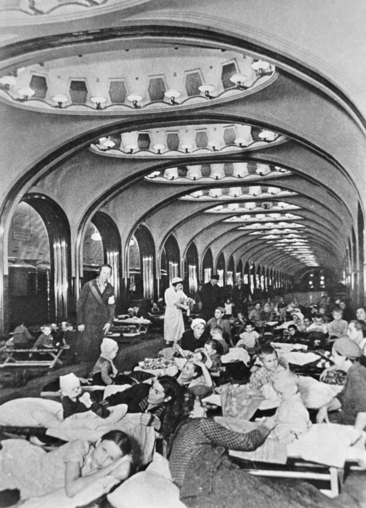 Октябрь 1941 г. Жители города на станции метро "Маяковская" во время воздушной тревоги.