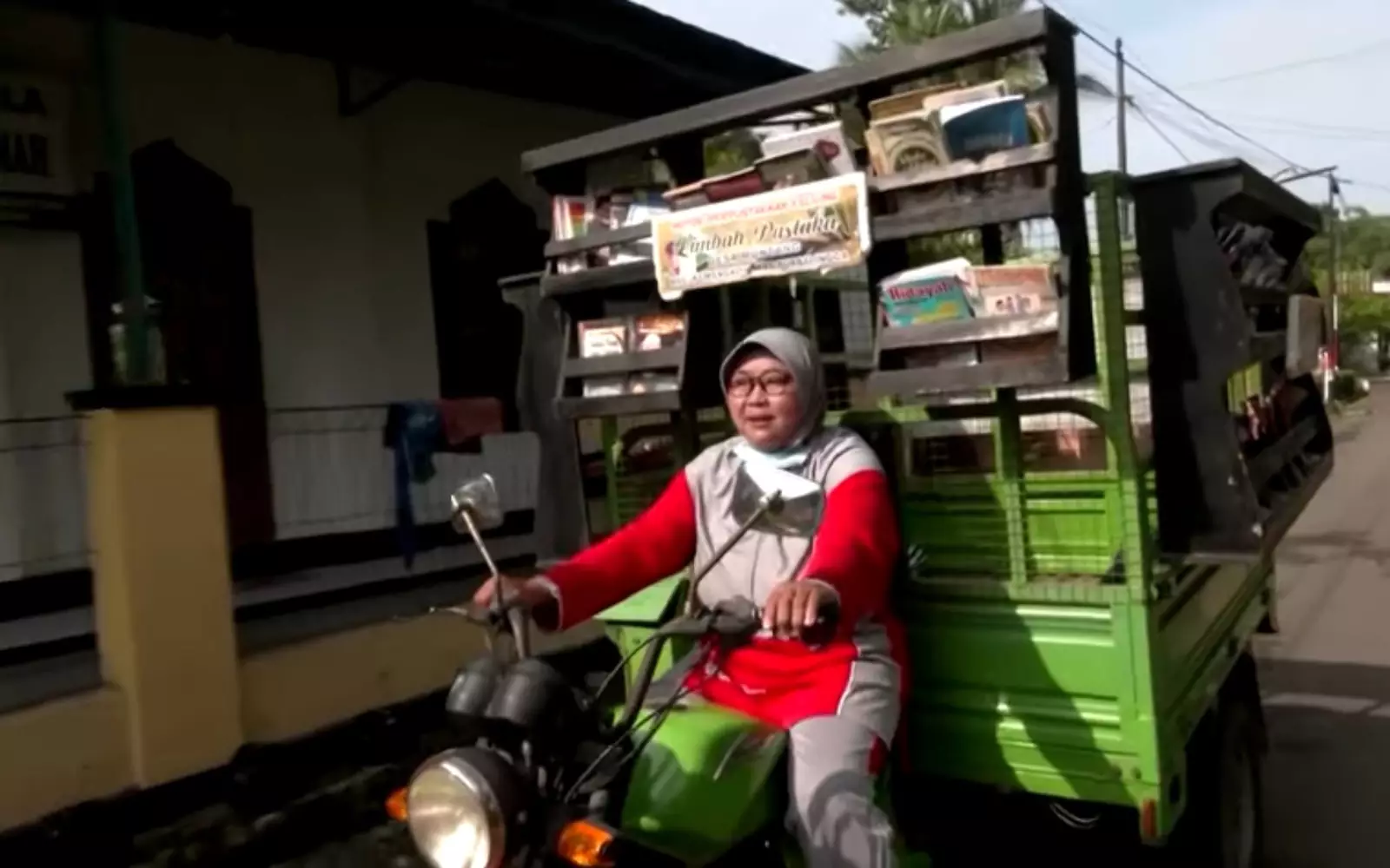 Библиотекарь привозит детям книги каждую неделю. Библиотекарь привозит детям книги каждую неделю.