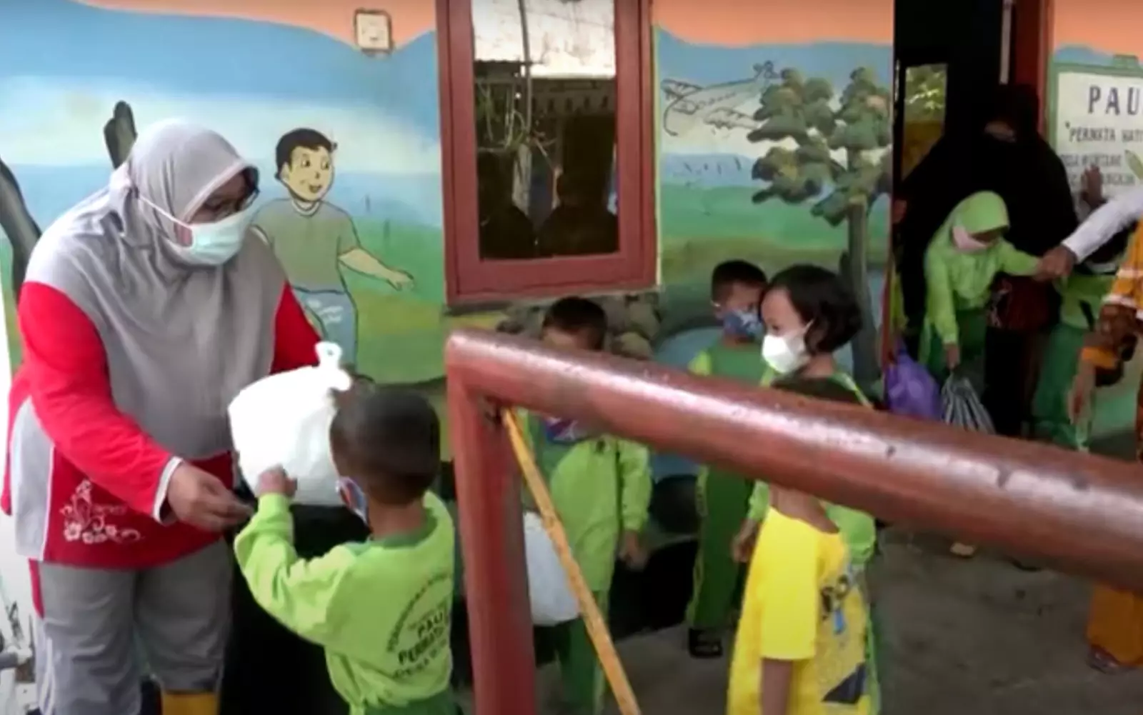 Всего за неделю Раден собирает около 100 килограммов пластиковых отходов, которые она и ее коллеги сортируют и отправляют в пункты переработки. Всего за неделю Раден собирает около 100 килограммов пластиковых отходов, которые она и ее коллеги сортируют и отправляют в пункты переработки.