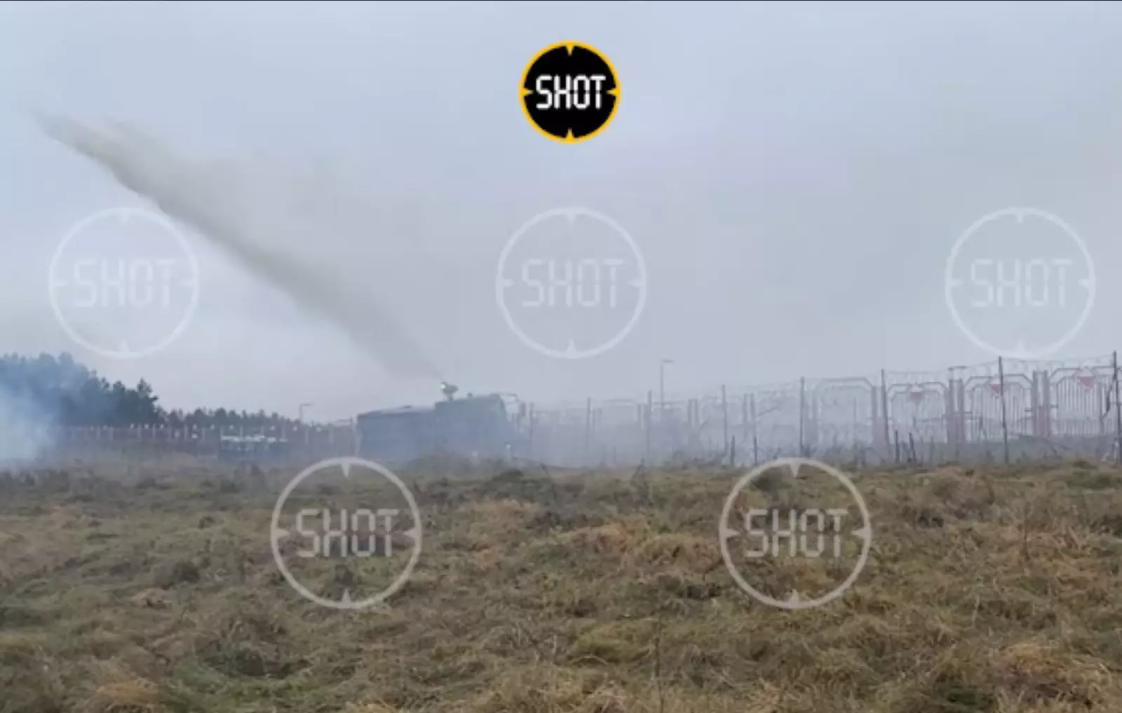 Пограничники применили против мигрантов водомет Пограничники применили против мигрантов водомет