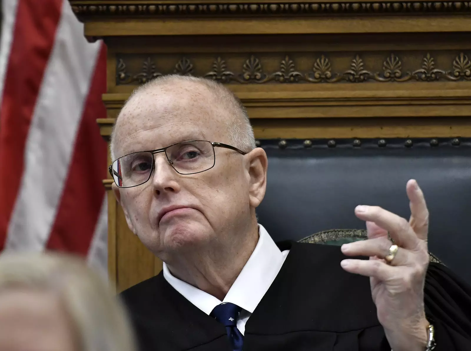 Судья Брюс Шредер. Судья Брюс Шредер.