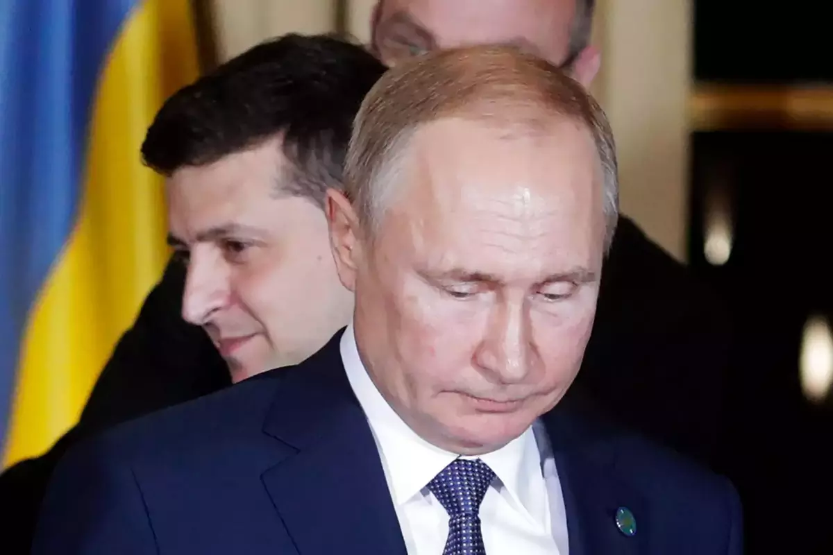  Президент Украины Владимир Зеленский и президент России Владимир Путин (слева направо) во время встречи в рамках саммита "нормандского формата" в Елисейском дворце. 