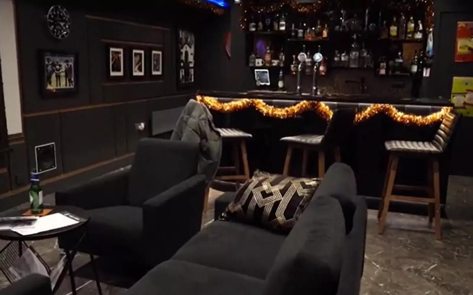 В «мужской берлоге» есть бар с разливным пивом и сидром, домашний кинотеатр и удобные диваны. В «мужской берлоге» есть бар с разливным пивом и сидром, домашний кинотеатр и удобные диваны.