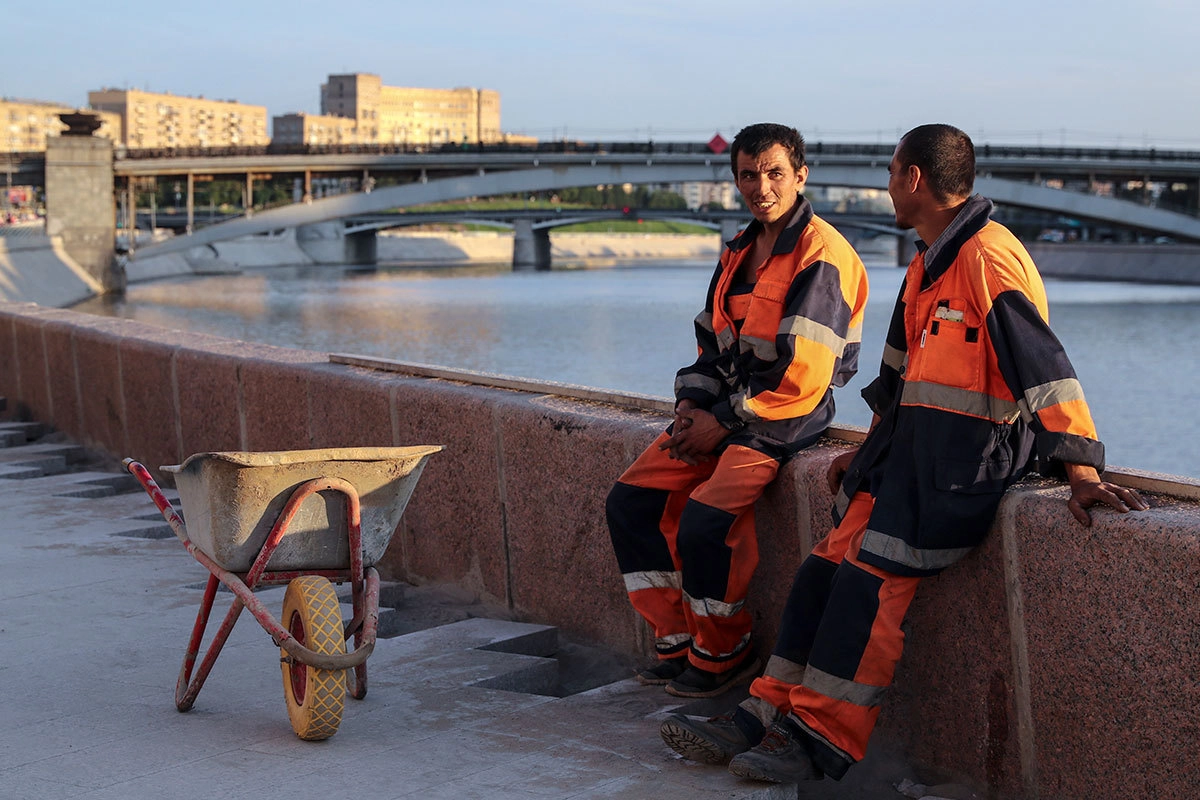 Рабочие во время работ по реконструкции Смоленской набережной