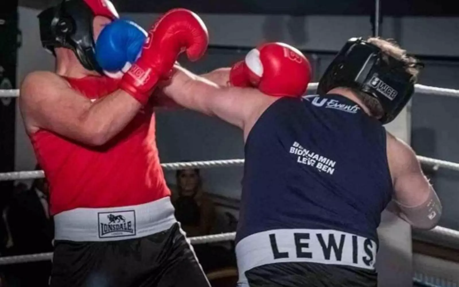 Несмотря на то, что Бен проиграл бой, он очень собой гордился. Несмотря на то, что Бен проиграл бой, он очень собой гордился.