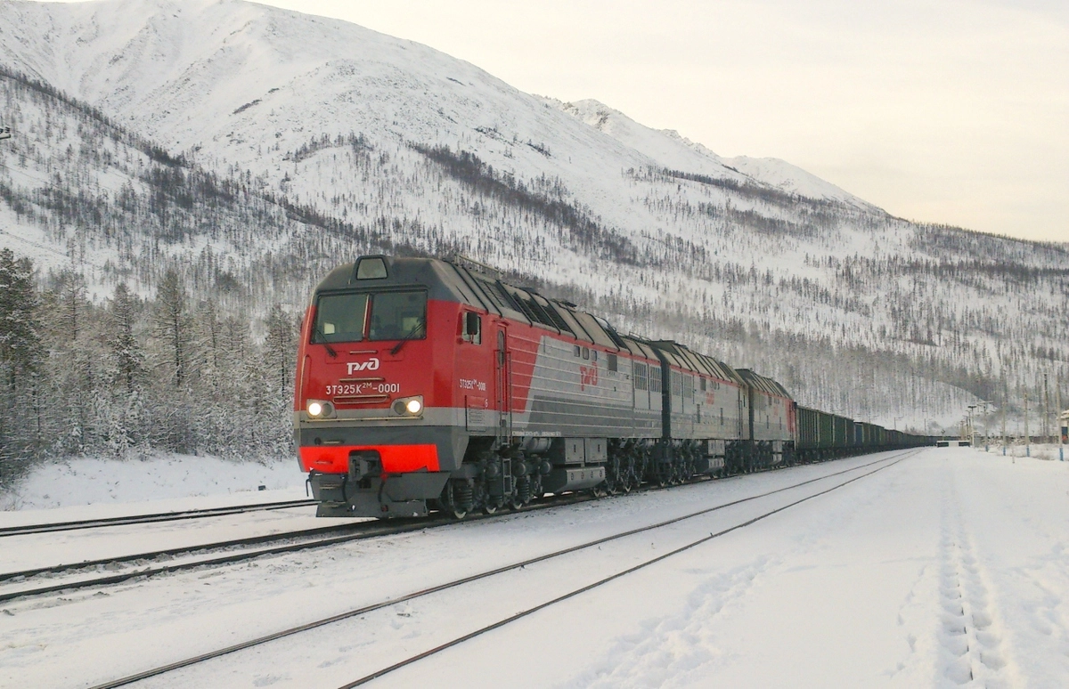 Тепловоз 3ТЭ25К2М с грузовым поездом в Сибири. 
