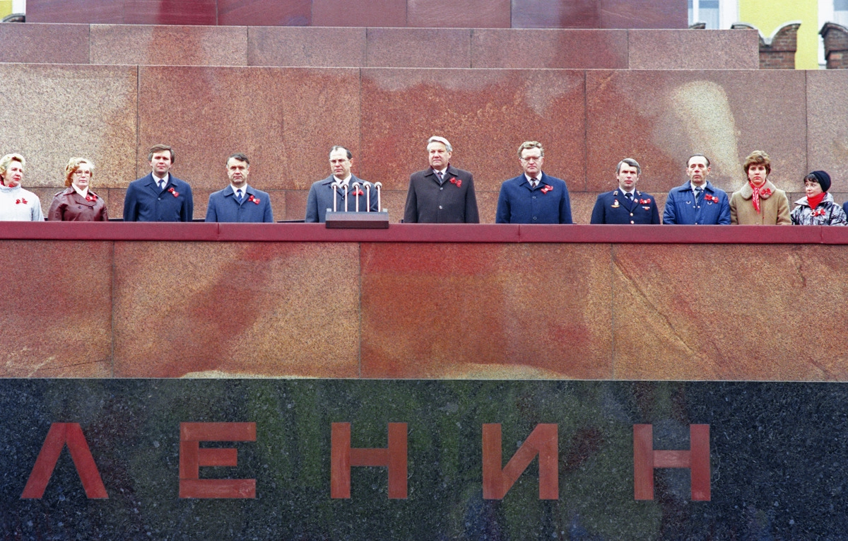 Борис Ельцин на трибуне Мавзолея, 1987 год © Валентина Кузьмина / ТАСС