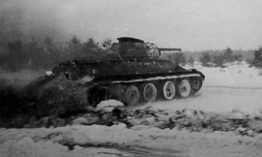 Танк Т-34 64-й гвардейской танковой бригады в атаке