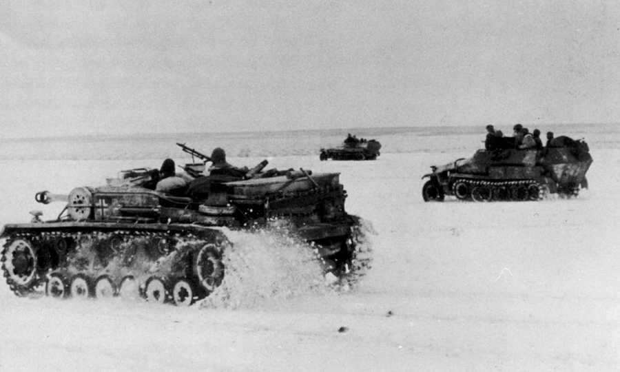 Немецкая бронетехника двигается по заснеженному полю