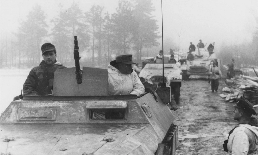 Бронетехника 16-й танковой дивизии вермахта на марше. Украина, зима 1944 года